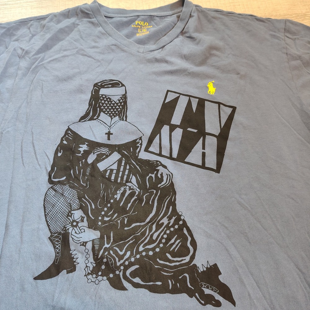 Polo Ralph Lauren Mens V-Neck Graphic T-Shirt Blue TV-MA Nun‎ Graphic L